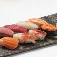 地産地消をモットーに四季折々の魚介や野菜を選りすぐります。時には、漁港や漁師から獲れたての状態で届くことも。寿司の盛り合わせなどはもちろん、焼き物や揚げ物などでもその魅力に触れられます。