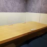 接待やビジネスシーンなど、隣席を気にせず過ごしたい時にお誂えなのが個室席です。個室内であれば常時喫煙も可能。6名まで入れる個室は3卓あり、間仕切りを外すことで最大18名までの会食にも対応します。