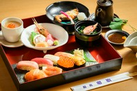 北海道産の食材を中心に旬のネタを盛り込んだ飲み放題付きのコースです。
小鉢や茶碗蒸し・焼魚、旬の一品やお椀など、ふんだんに旬の魚介や野菜が使用されています。
