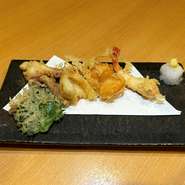 より幅広い料理を味わいたい時にオススメしたいのが、趣向を凝らした一品料理です。『天ぷらの盛り合わせ』などでこだわりの日本酒を片手に、バリエーション豊富なおいしさを楽しめます。