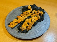 昆布の程よい塩味とうにの濃厚さが絶妙なハーモニーを奏でる『うにの昆布締め』