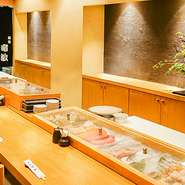 先付けとして登場する小鉢や茶碗蒸し・お椀など、ふんだんに旬の魚介や野菜が使用されています。中心となっているのは北海道の海の幸・山の幸。美味を少しずついただけるのがコースならではの魅力です。