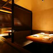 ふたつのフロアで構成される店内は一人でも利用しやすいカウンター席、ゆっくり過ごせるソファ席、大人数向けのお座敷席まで完備。店内貸切にも対応しており、接待や懇親会などのビジネスシーンにも利用できます。