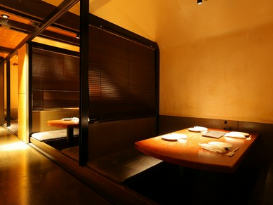 カウンターから座敷まで完備する店内。ビジネスシーンにも活躍