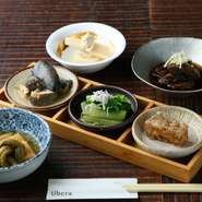 旬の京野菜を中心に仕上げられたおばんざいは、季節感を手軽に楽しめる逸品。料理の合間にも箸が進む飽きのこない味わいで、少しずつ色々と味わいたい方にもぴったりです。