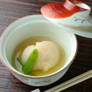 出汁の香りが広がる蓮根まんじゅうは、ほっとするような優しい味わいが魅力です。京料理らしい繊細さが楽しめる一品として人気があります。