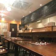 カウンター席を備え、一人でも気軽に立ち寄れるお店。ランチにはライスやスープ、野菜サラダ、バジルアイスが付いたお得なセットが用意されています。毎日通いたくなるリーズナブルな価格も魅力。