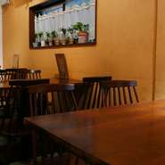 レトロとモダンが調和したオシャレな空間で、厳選食材を使い職人の技と情熱を注いだ料理を提供しています。一皿一皿がアートのようで、落ち着いた店内でゆったりと食事を堪能できるのがうれしいところです。