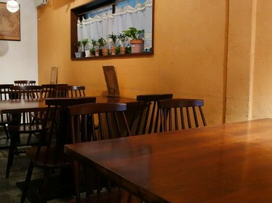 アートのような一皿を楽しめる、レトロモダンな店内