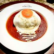 お店自慢のハンバーグに、香ばしく焼き上げた目玉焼きをのせた人気メニュー。半熟の黄身をくずして絡めれば、まろやかさが加わり、さらに奥深い味わいを楽しめます。