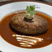 一つ一つ丁寧に手づくりされたハンバーグ。牛肉と豚肉の合挽肉に牛タン挽肉を加え、コクと旨みを重ねた逸品です。自家製デミグラスソースは濃厚ながら後味が軽く、最後まで飽きずに楽しめます。