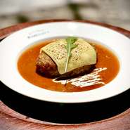 人気の『デミグラスハンバーグ』に、クセの少ないゴーダチーズを贅沢にトッピング。とろけるチーズが濃厚なデミグラスソースと溶け合い、コク深くまろやかな味わいに仕上がっています。