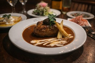 想いと技が詰まった名物『デミグラスハンバーグ』