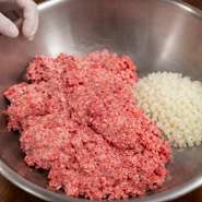 ハンバーグに使用する合挽肉は、毎日丁寧に手捏ね。牛肉と豚肉の合挽肉に牛タン挽肉を加えることで、噛むほどに肉汁があふれ、旨みと食感が口いっぱいに広がる仕上がりになります。