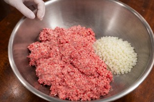 牛タンが隠し味の贅沢配合。こだわりの合挽肉