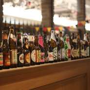 【世界のビール博物館】という店名の通り、世界中から集められたプレミアムビールを楽しめるビアレストランです。自社輸入にこだわった樽生ビールは10種類。各国の歴史あるビールが揃っています。
