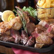 それぞれの食材に合わせた調理法で、極上の状態に仕上げた5種類の肉料理を食べ比べできる看板メニュー。ローストチキン・サーロイン・ラムラック・スペアリブ・馬肉炙りの5種類です。