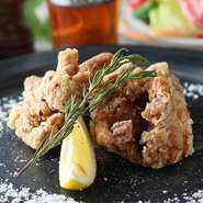 5種のフレーバービアチキンのうち、日本をイメージした唐揚げ。肉質の柔らかい国産ハーブ鶏を秘伝のタレに付け込んでカリッと揚げ、自家製山椒塩とレモンでいただきます。