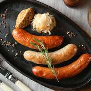 ドイツと言えばソーセージ。最高級のハーブやスパイスだけを使用したお店自慢の逸品です。両面をしっかりと、高温のオーブンで皮がパリッとなるように焼き上げてくれます。