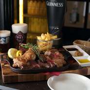 一つのお皿で同時に5つの肉料理が食べられるダイナミックさが魅力。それぞれの食材に合わせた調理法で、最高級の状態に仕上げられています。一度は食べたい、お店自慢の一皿です。