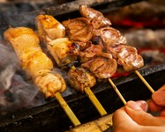 炭火で焼き上げたみつせ鶏の焼き鳥は当店自慢の逸品