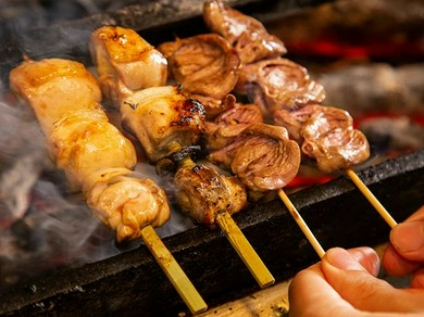 炭火で焼き上げたみつせ鶏の焼き鳥は当店自慢の逸品