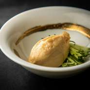 九州産大豆ふくゆたかを100%使用した堅豆腐をもろみ味噌につけたお酒のあてです。