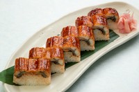 鹿児島県産うなぎを押し寿司に！！
肉厚うなぎと酢飯の相性、実山椒がアクセントになりおすすめです。