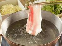 有名人・著名人にファン多数の「鹿児島黒豚ばら肉しゃぶしゃぶ鍋」が味わえるお手軽なセットプランです。