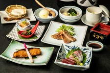 川島豆腐店のざる豆腐など、うまやの定番に加え、旬の素材を活かした料理をご提供。