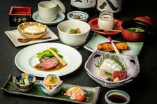 川島豆腐店のざる豆腐など、うまやの定番に加え、旬の素材を活かした料理をご提供。