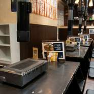 靴を脱いで上がれる掘りごたつ席を設けているので、子どもを連れた方や年配の方もゆったり食事を楽しめます。家族で焼き台を囲みながら食事ができ、会話もきっと弾むでしょう。