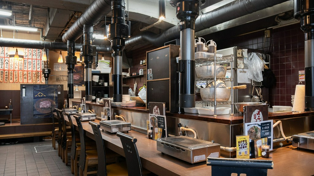 香ばしい煙が立ち上るカウンター席で、一人焼肉を楽しむ