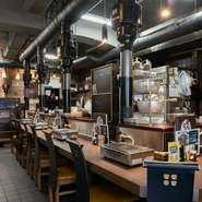 お肉が焼ける音や香りに耳を傾け、自分のペースで焼き加減を調整。視覚と嗅覚を刺激されて、待つ時間も楽しみの一部となります。日常から少し離れた食事の時間を、一人で満喫。