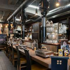 香ばしい煙が立ち上るカウンター席で、一人焼肉を楽しむ