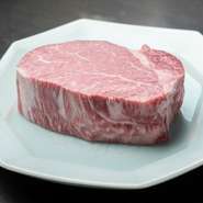 おしゃべりが盛り上がる中、じっくりと焼ける肉の香りが漂い自然と笑顔がこぼれます。女性たちが自由に食事を楽しみながら、気の置けない仲間と一緒に過ごせる特別なひととき。