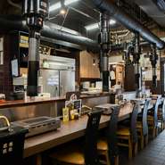 カウンター席ならではの距離感が、いつもと違う親密さを感じさせてくれます。一緒にお肉を焼く楽しさや焼き加減を相談する中、さりげない距離の近さを感じられるのも魅力です。