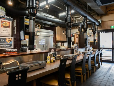 カウンター席での焼肉デートで感じる、程良い親密感がうれしい