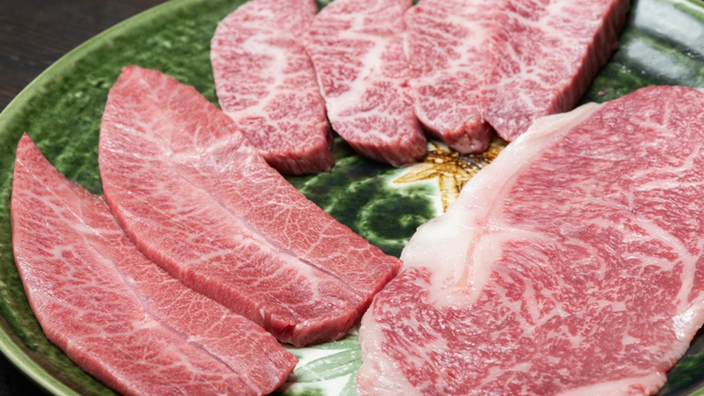 多彩な肉の個性が集結した『特選三種盛り合わせ（タレ・塩）250g』