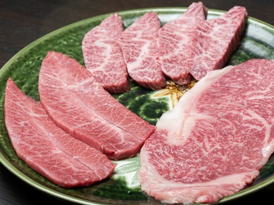 多彩な肉の個性が集結した『特選三種盛り合わせ（タレ・塩）250g』
