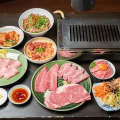 オススメがテーブルを埋める『（飲み放題付） やまさん牛特選焼肉お任せコース』