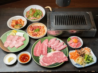 オススメがテーブルを埋める『（飲み放題付） やまさん牛特選焼肉お任せコース』