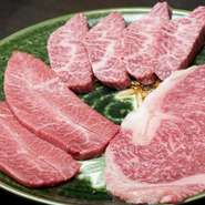 お店の定番である『最強の並ロース』を中心に、その日に最もおいしい部位を選択。日替わりで提供されるため、毎回異なる風味を楽しめます。既にオーダーされているお肉が含まれるときは、違うお肉に変更することも。