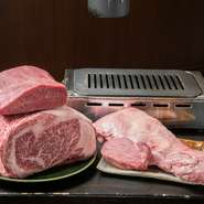 牛の健康と品質を最優先に、餌にこだわりながら育てています。その結果、肉質は旨みと甘みが豊かで繊細な味わいが特徴です。また、肉のきめ細かさや柔らかさが際立ち、食べるたびにその深い味わいを楽しめます。