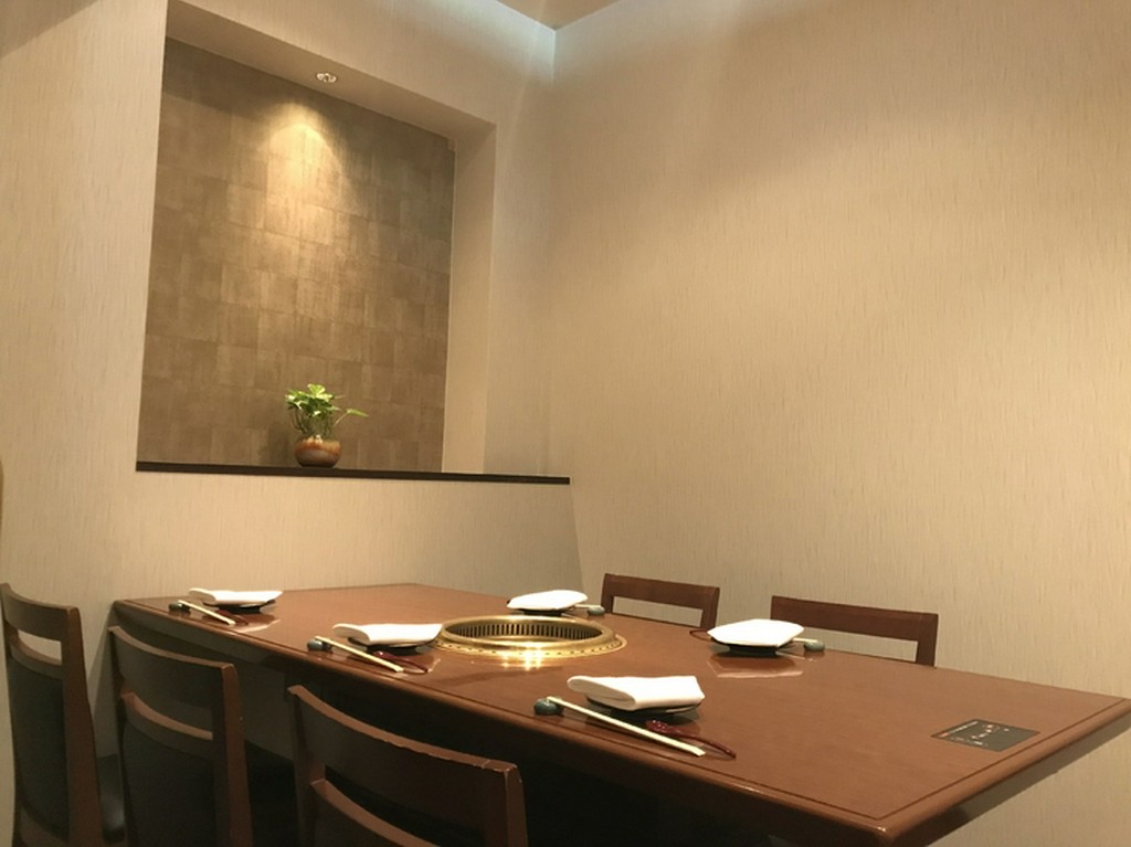 洗練された大人のための空間で、リラックスと至福の食体験を