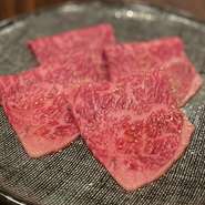 口の中でとろけるような柔らかい食感とキメの細かいサシが特徴で、噛めば噛むほど甘みを感じていただける一品です。
