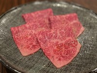 口の中でとろけるような柔らかい食感とキメの細かいサシが特徴で、噛めば噛むほど甘みを感じていただける一品です。
