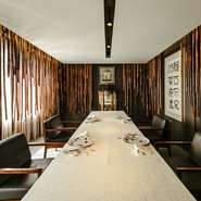 一軒家レストランならではの庭と、用途に合わせて選べる多彩なレイアウト。店内のアンティークの家具や現代アートなどは脇屋氏自らが選び抜いたもので、まるで脇屋氏の自宅に招かれたかのような温かさ。