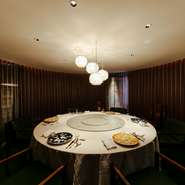 プライバシーも保たれる個室は、洋室のみならず和室もあり、エレベーターでのアクセスも可能。寛いだ身内の集まりから、大切な人をおもてなしする接待に至るまで、シチュエーションに合わせた選択ができる。