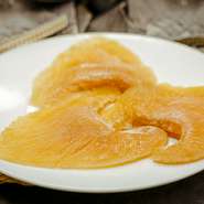 じつは日本の干しなまこや干しアワビなどは世界で極上品として人気を集めており、海外からイベントの招聘を受ける際にも持って行くそう。現在、使われる食材の8割が国産で、旬を生かした日本らしい中国料理を追求。